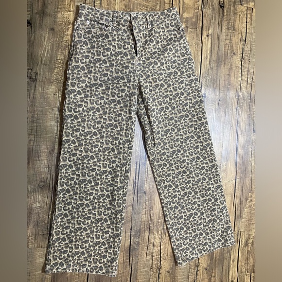 Le Lis Denim - Le Lis Leopard Print Straight Leg Jeans in Beige and Black